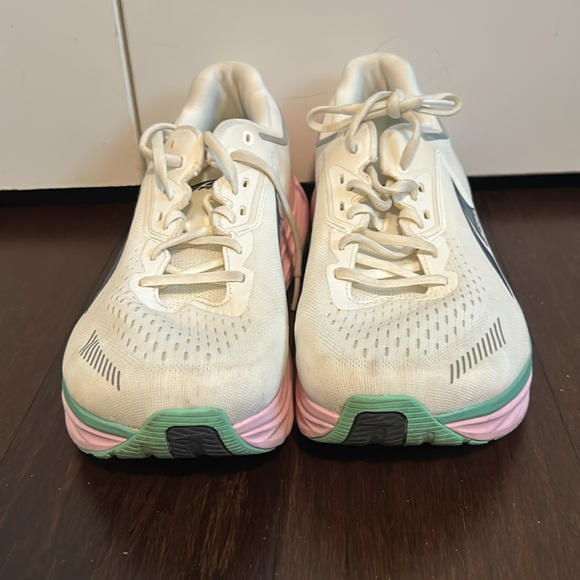 Women’s Altra Via Olympus in lightly used condition, size 11 white/pink - Picture 2 of 4